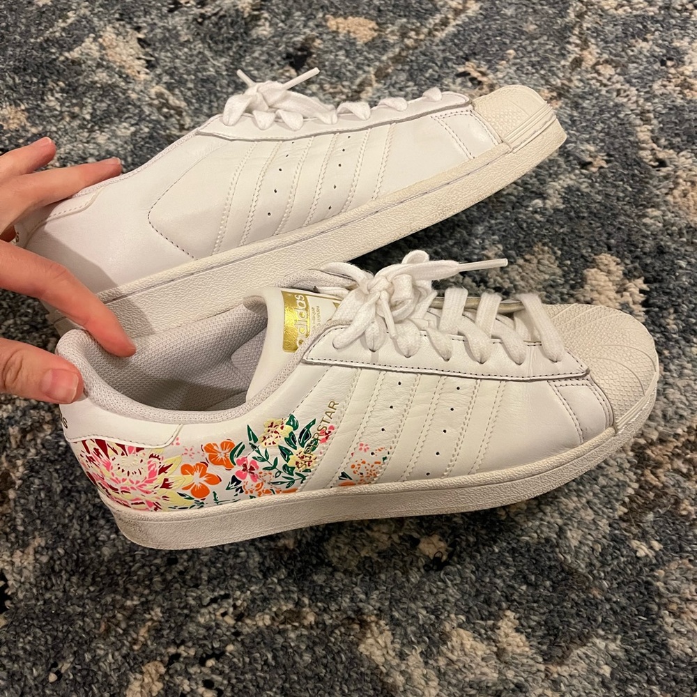 Super cute adidas! Women’s 10